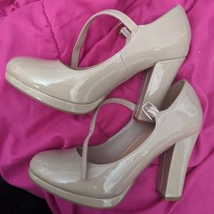 Nude pumps